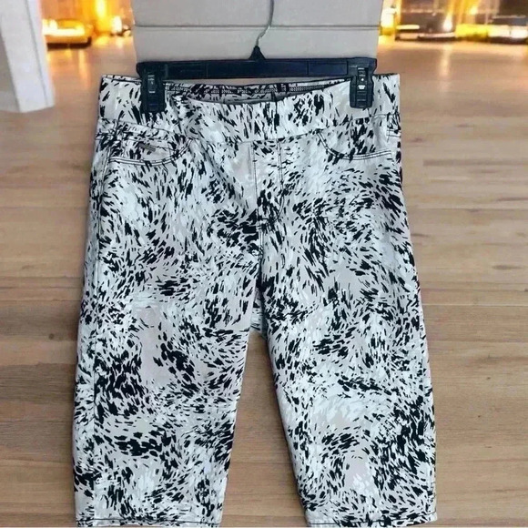 Women’s Nine West Animal Print Heidi Pull on Skimmer Knee Length Shorts Size 6. - Picture 1 of 4